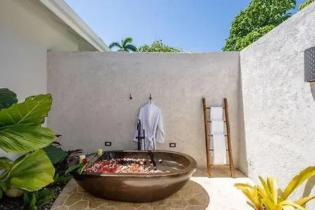 Villa Hospitality Expert El1 Private Pool Chef
