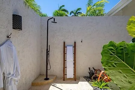 Villa Hospitality Expert El1 Private Pool Chef *
